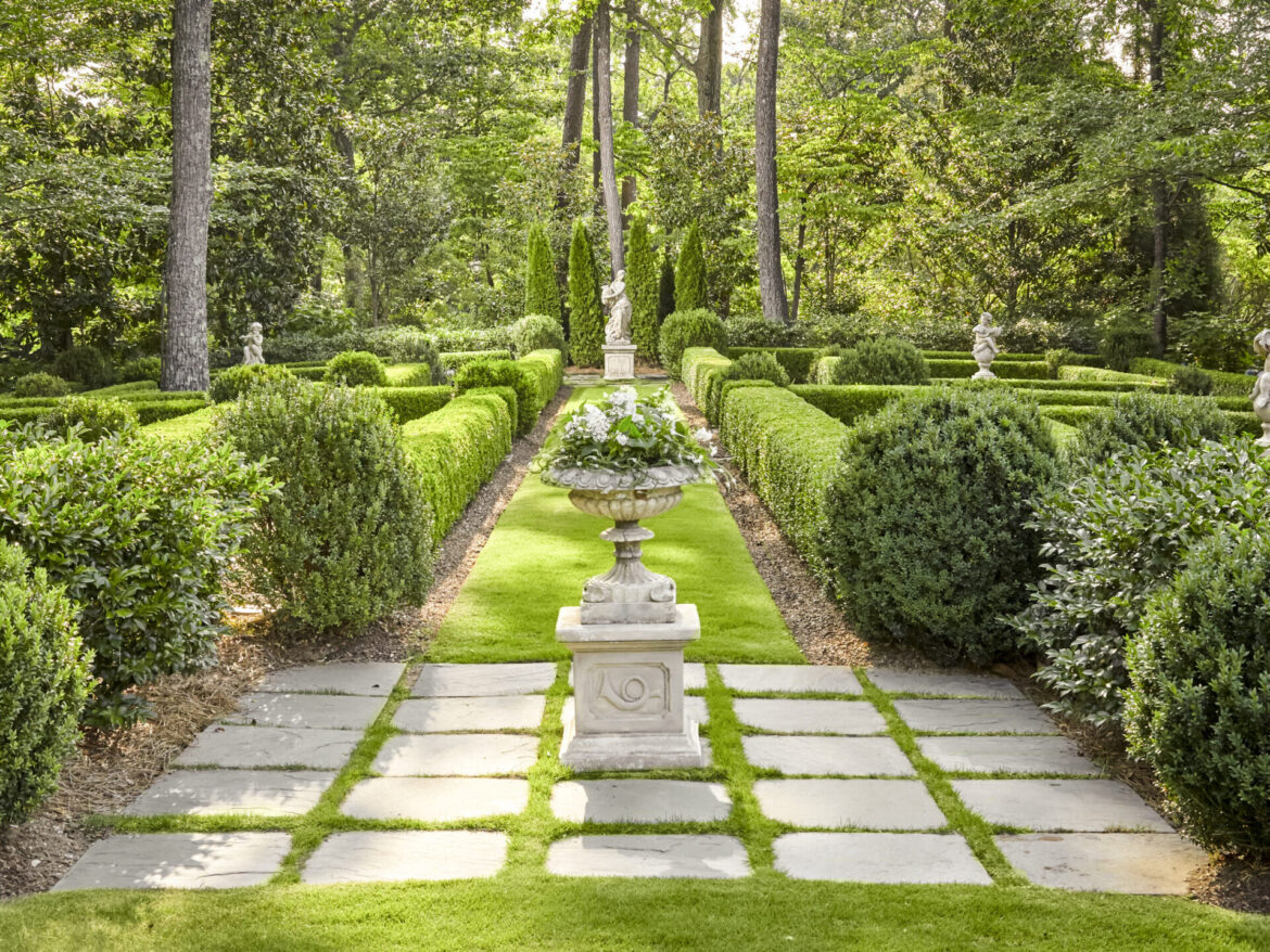 Behind Alabama’s most beautiful gardens Behind Alabama’s most beautiful gardens