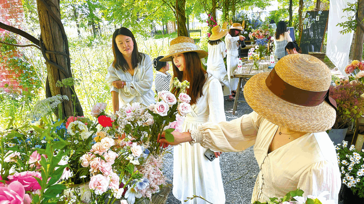 Flower industry pioneers profit from fields of dreams
