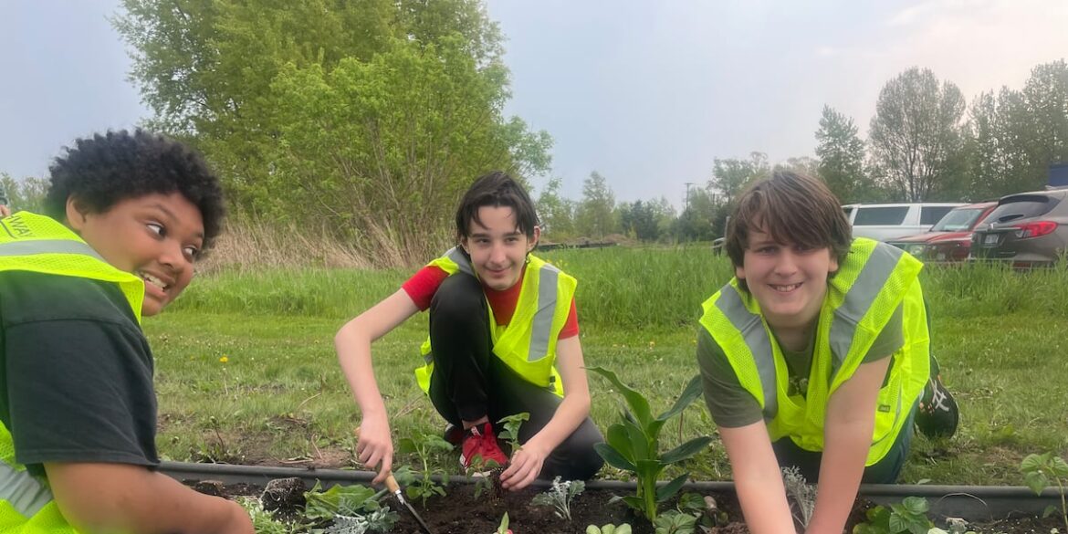Bothwell Middle School students plant flowers for Petunia Pandemonium Bothwell Middle School students plant flowers for Petunia Pandemonium