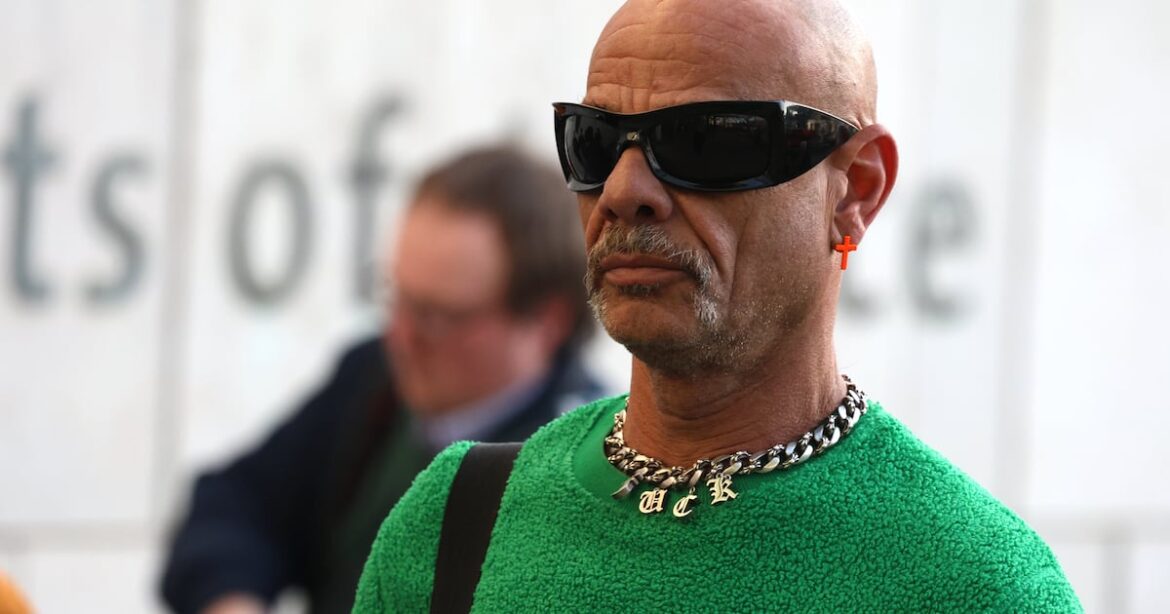 U2′s gardener consultant avoids jail after knocking out Dublin Airport worker – The Irish Times U2′s gardener consultant avoids jail after knocking out Dublin Airport worker – The Irish Times