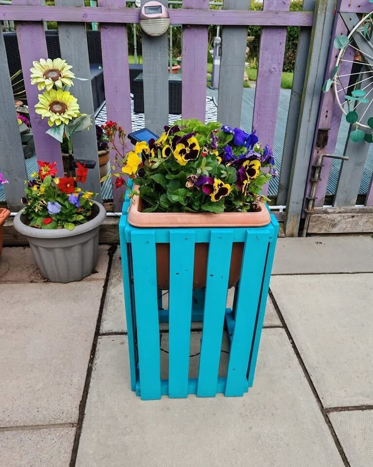 DIY pallet planter with pansies.