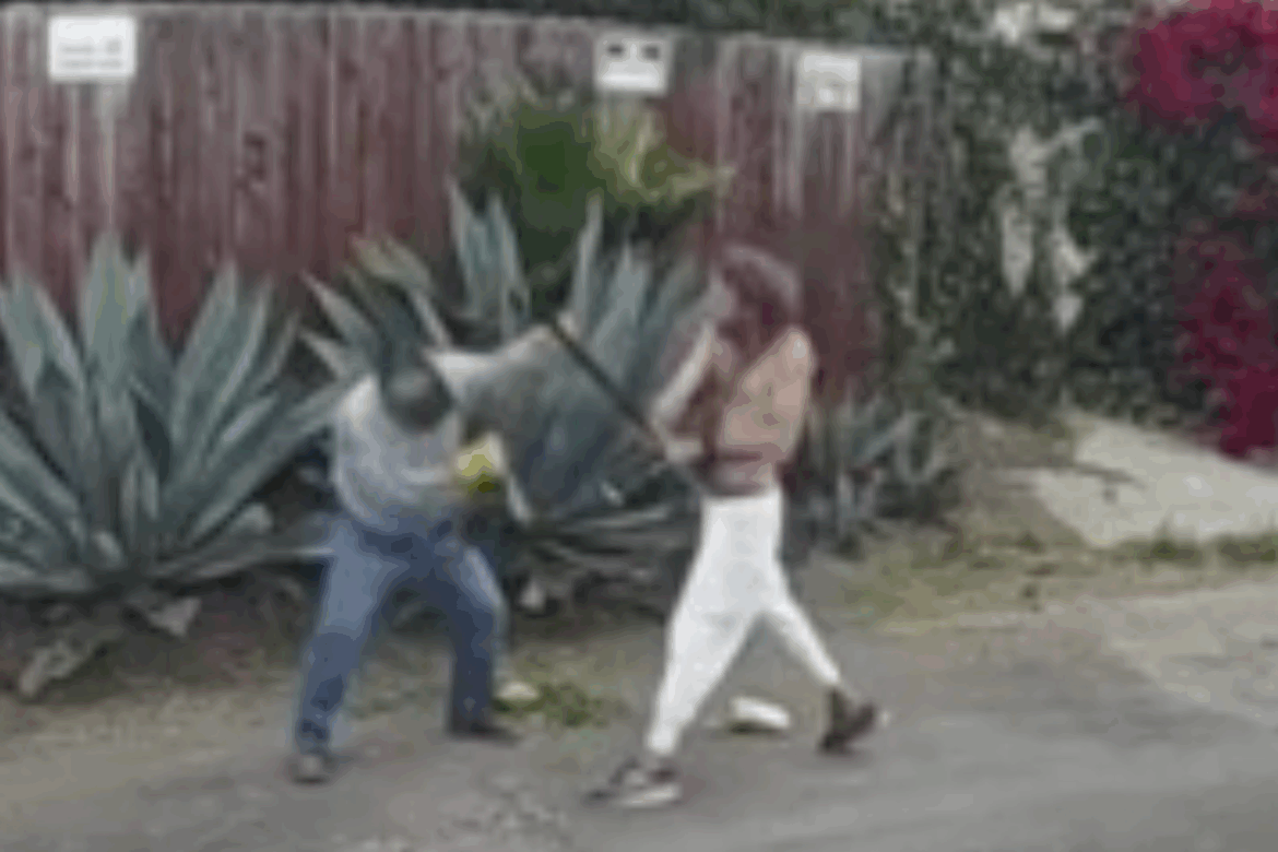 Homeless man brutally beats a gardener in broad daylight because his equipment was too noisy Homeless man brutally beats a gardener in broad daylight because his equipment was too noisy