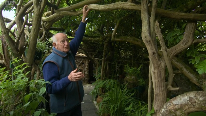 Nigel showed viewers his 'crinkle crankle folly'. (BBC screengrab)