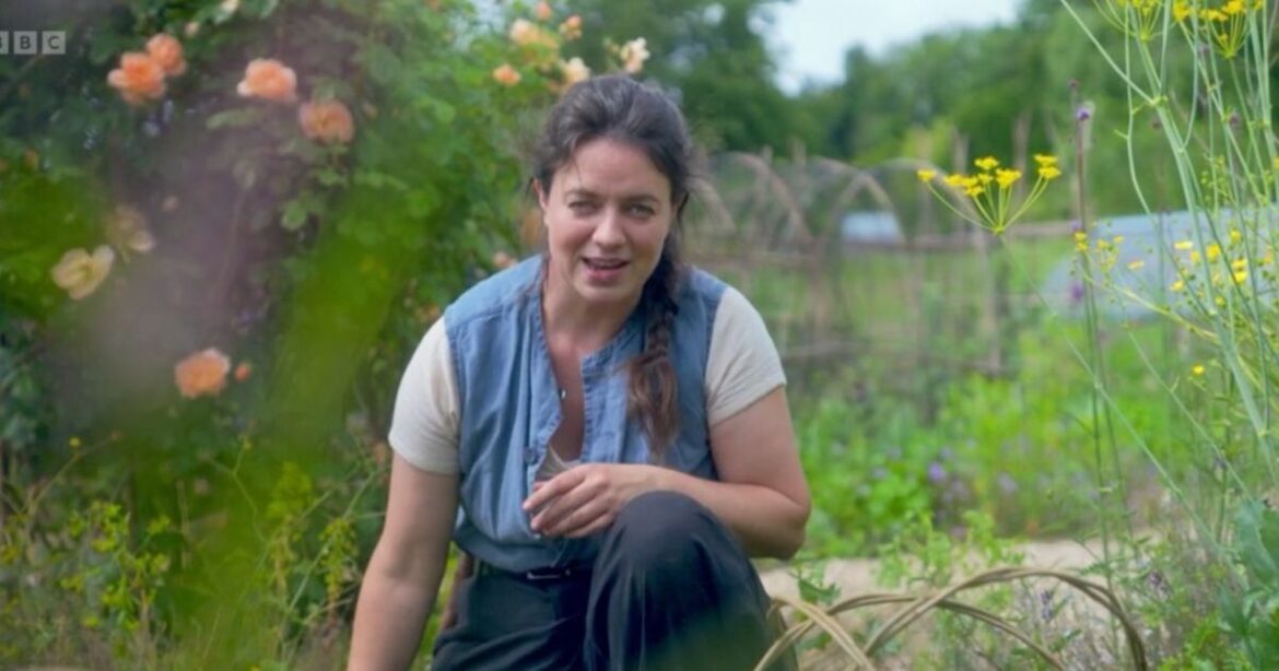 BBC Gardeners’ World viewers fume as they make same complaint minutes into show | TV & Radio | Showbiz & TV BBC Gardeners' World viewers fume as they make same complaint minutes into show | TV & Radio | Showbiz & TV