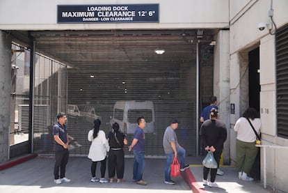 Alejandro Barranco waits to enter the Metropolitan Detention Center to see his father Narciso.