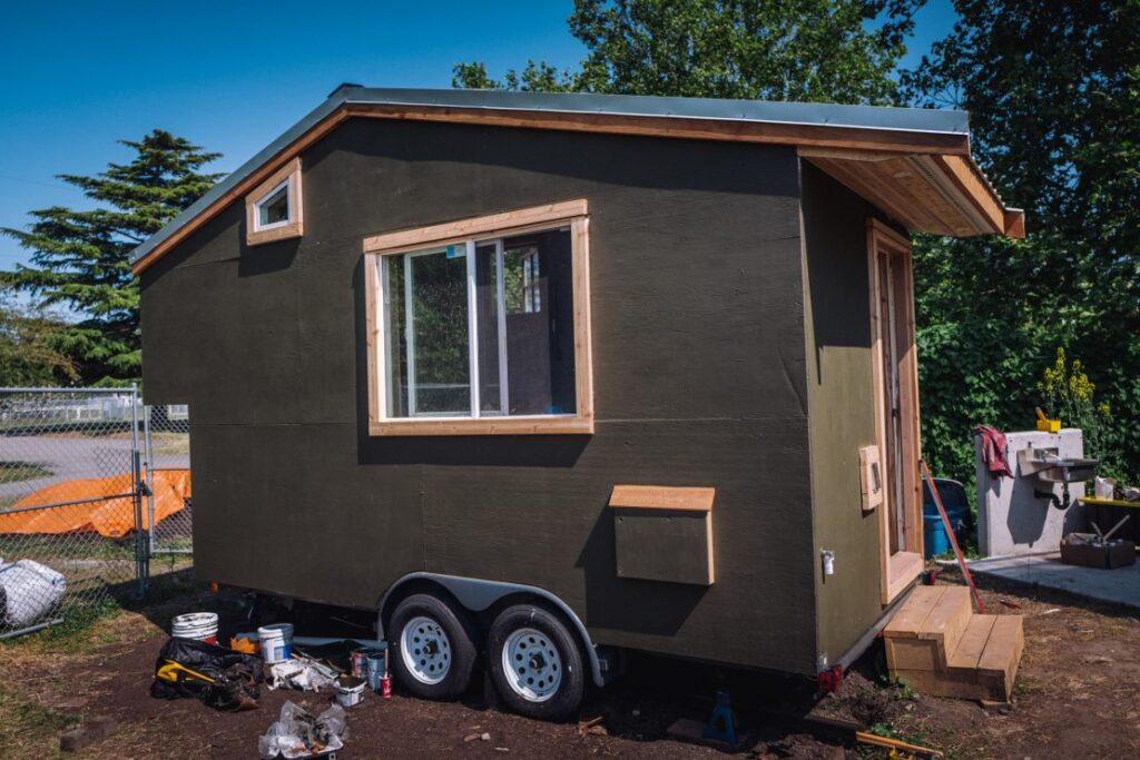 Land defenders build tiny house in Campus Community Garden 