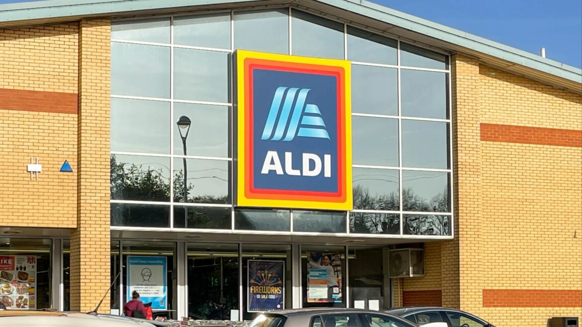 Shoppers race to Aldi for £19.99 buy that makes garden look ‘relaxing and inviting’ and is ‘so worth the money’ Shoppers race to Aldi for £19.99 buy that makes garden look ‘relaxing and inviting’ and is ‘so worth the money’