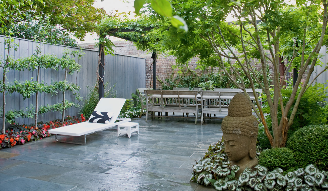 garden with a dining area