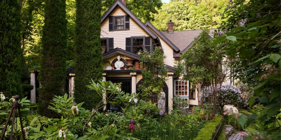 How to Choose and Display Antiques in Your Garden, According to An Expert How to Choose and Display Antiques in Your Garden, According to An Expert