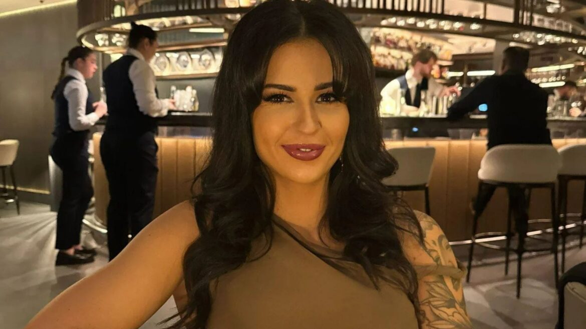 Woman’s horror as primary school kids climb over her garden fence to film her sunbathing in a bikini Woman’s horror as primary school kids climb over her garden fence to film her sunbathing in a bikini