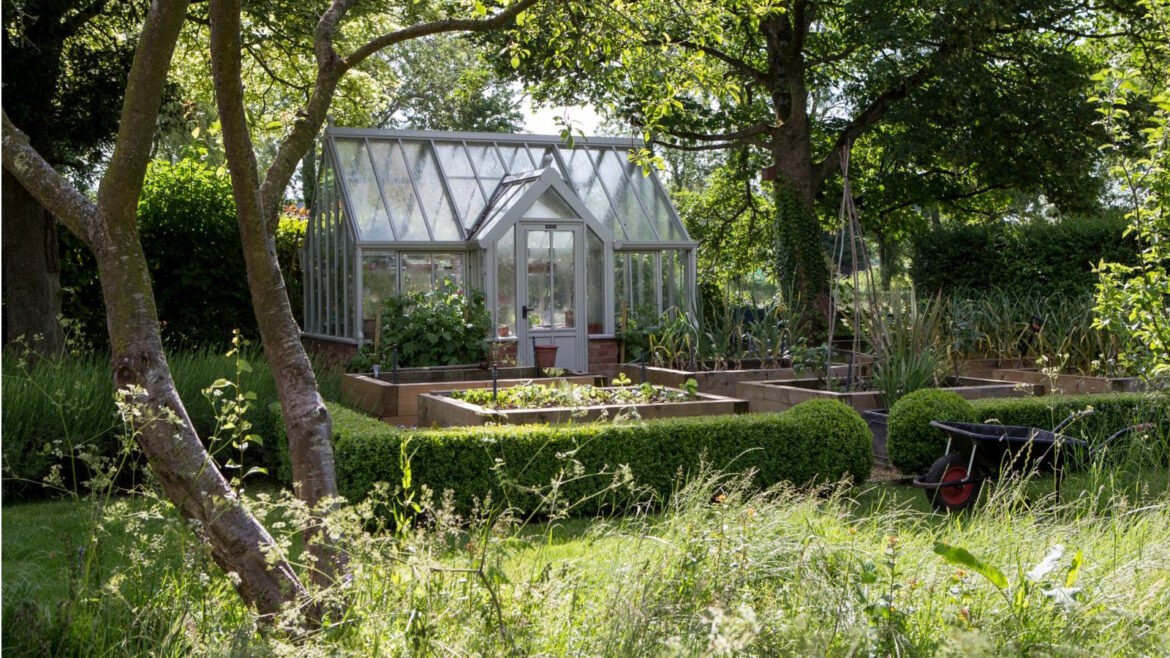 How to use bubble wrap to insulate a greenhouse Use bubble wrap to insulate a greenhouse
