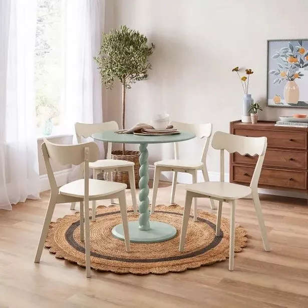 Kitchen with the natural chairs around a table.