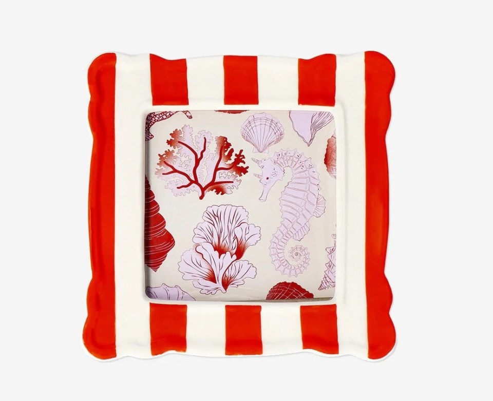 Red and white striped picture frame with a seashell design.