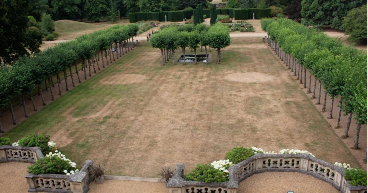 On This Day: Summer heatwave reveals Knebworth House garden On This Day: Summer heatwave reveals Knebworth House garden