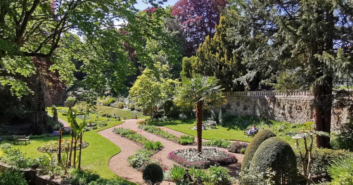 New fence gets installed at Plantation Gardens in Norwich