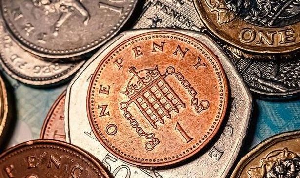 Experts advise using a 1p coin