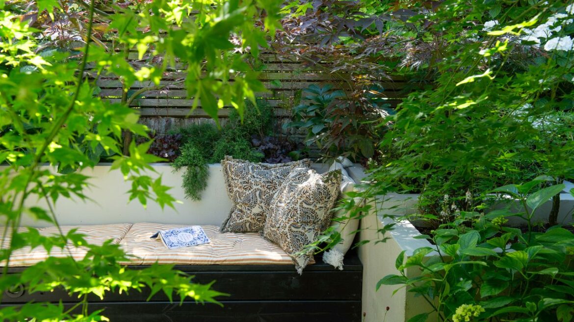 Anatomy of a Garden: A flourishing city garden in Notting Hill by Hicks & Hart Anatomy of a Garden: A flourishing city garden in Notting Hill by Hicks & Hart