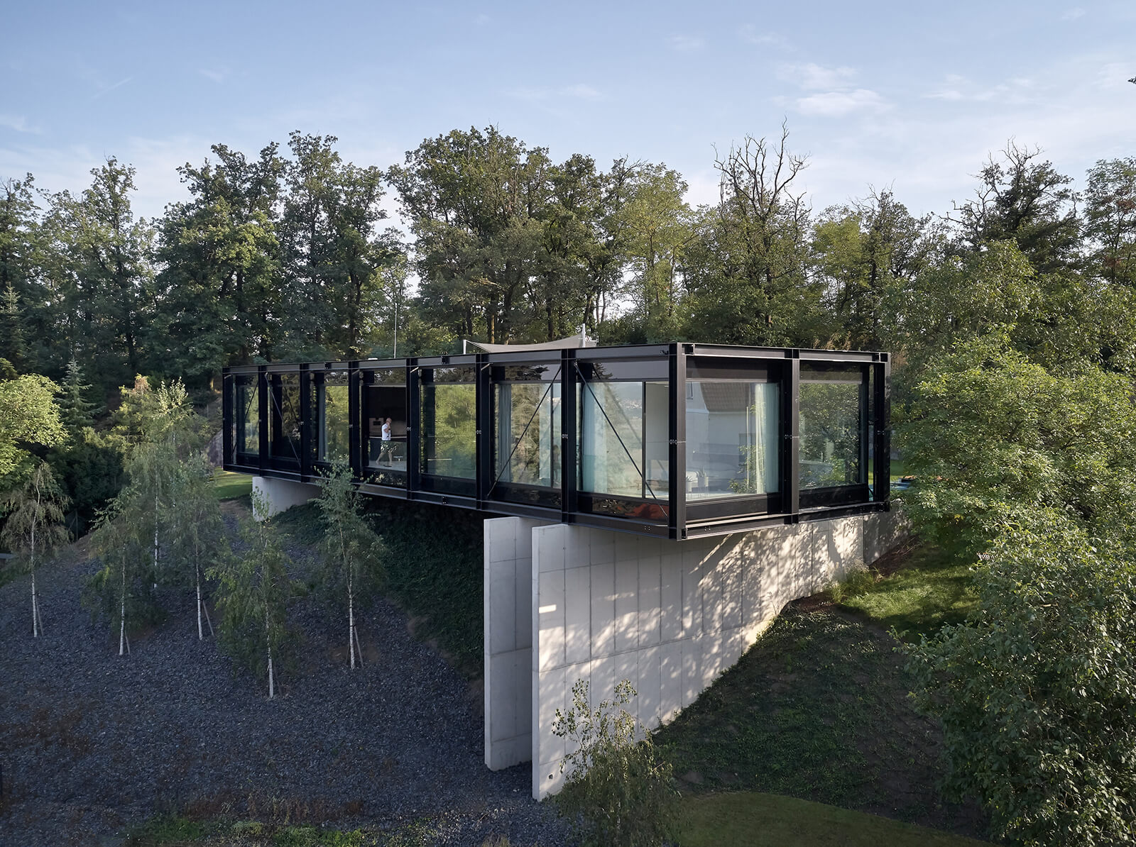 The villa resembles a steel foot-bridge | Villa Sidonius | Stempel & Tesar architekti | STIRworld