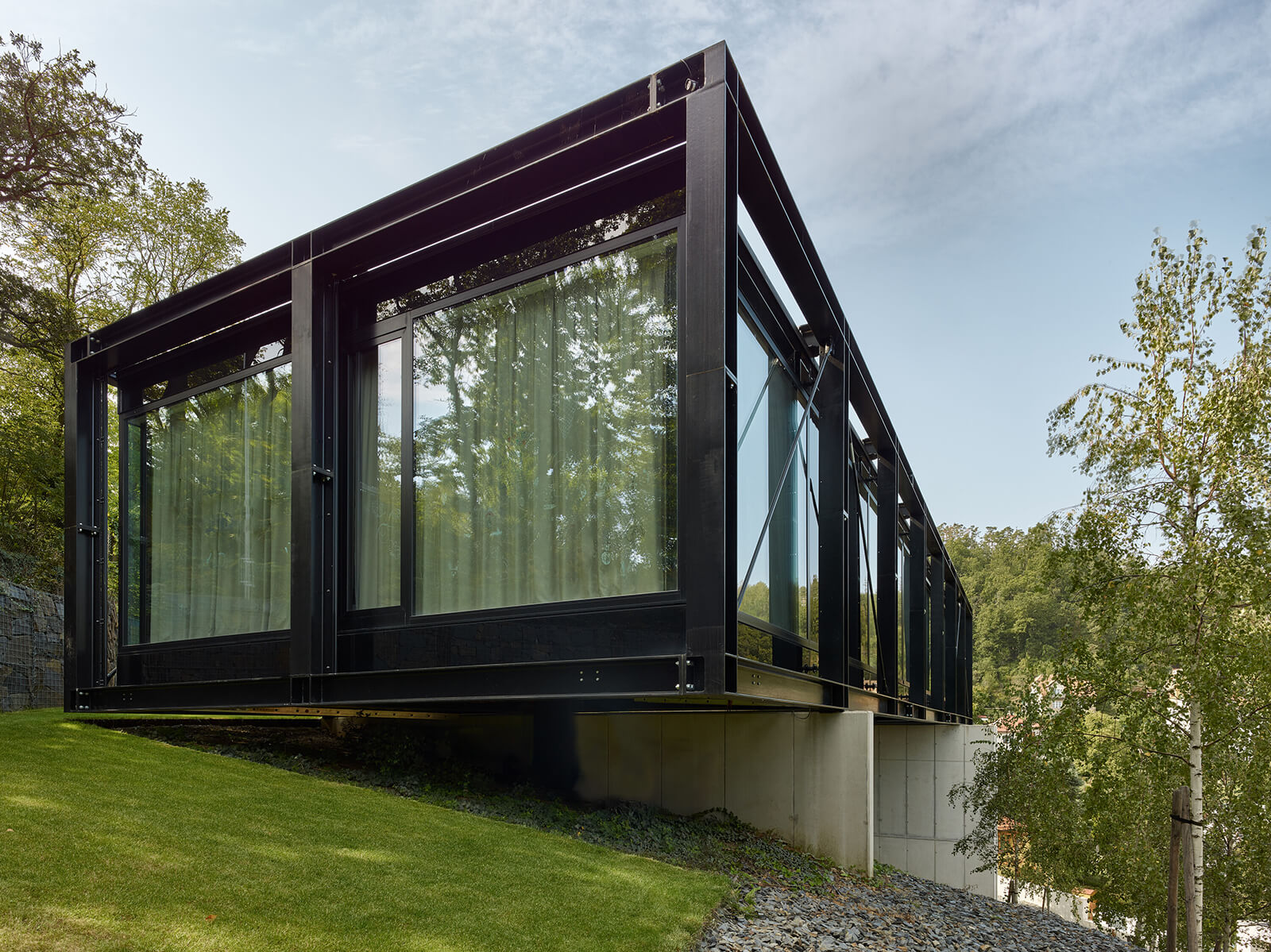 The steel frame spans the distance between the two concrete pillars | Villa Sidonius | Stempel & Tesar architekti | STIRworld