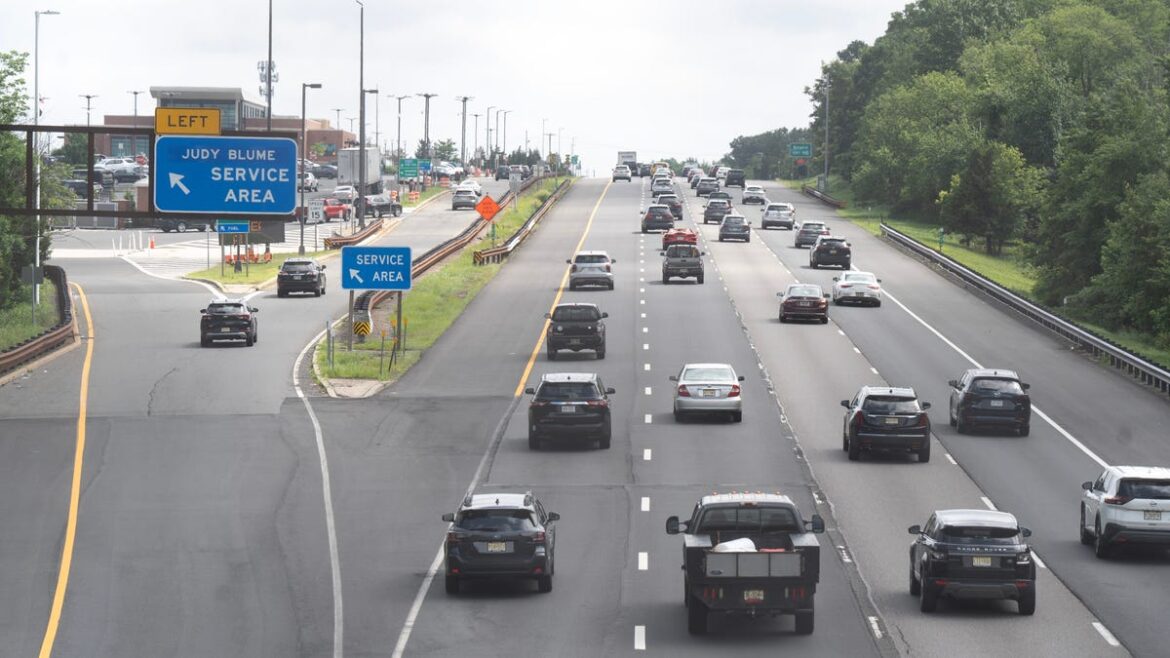 Garden State Parkway clear as people arrive to, return from Shore Garden State Parkway clear as people arrive to, return from Shore