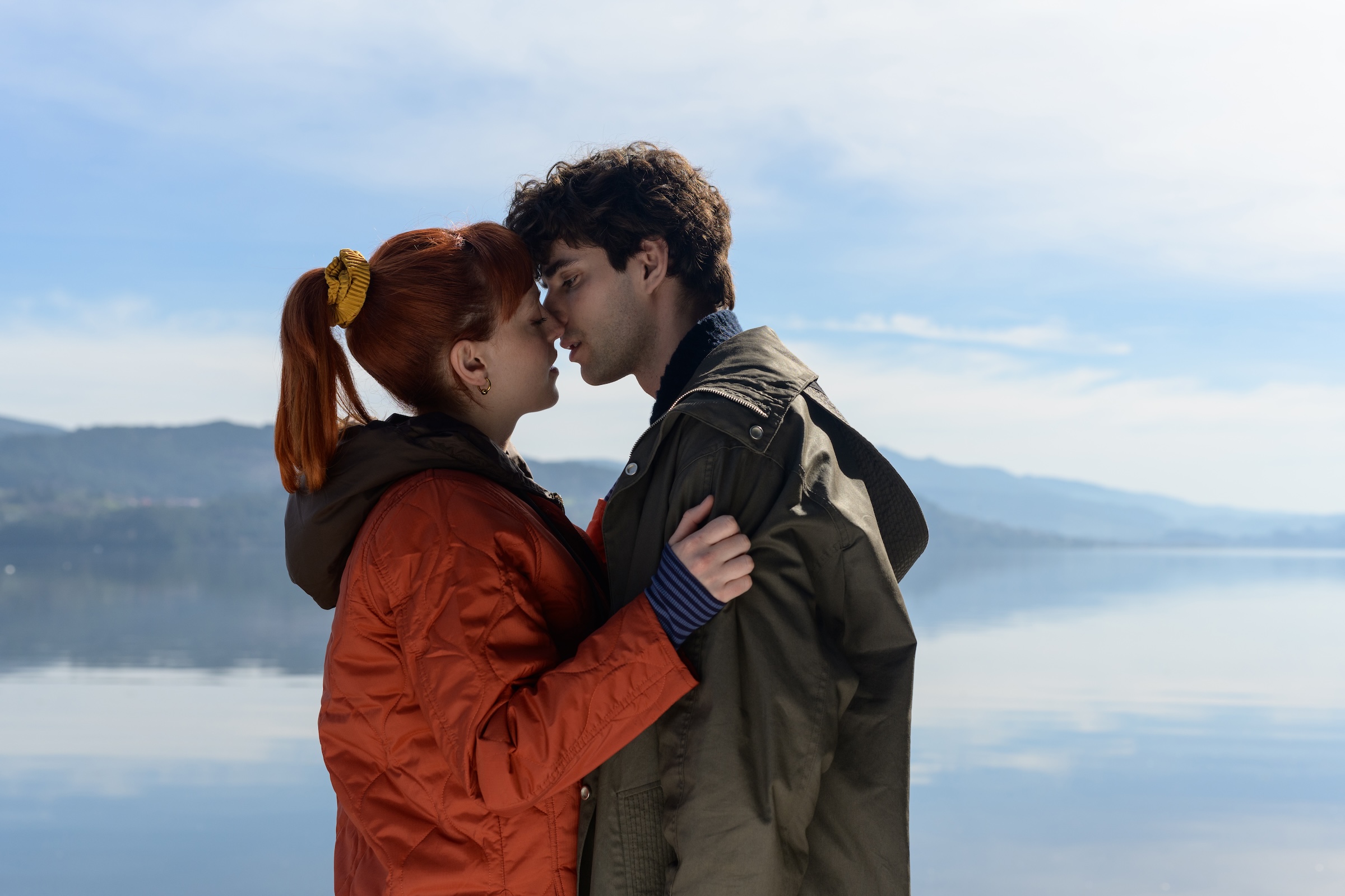 EL JARDINERO. Catalina Sopelana as Violeta, Álvaro Rico as Elmer in episode 01 of EL JARDINERO. Cr. Jaime Olmedo/Netflix © 2024