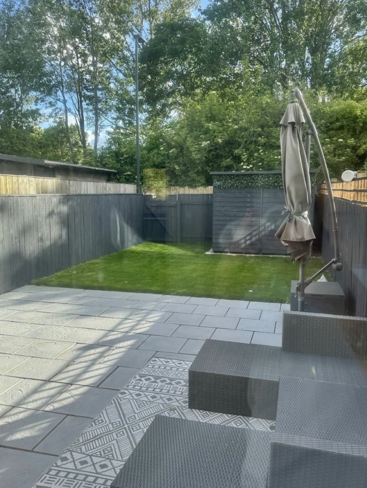 Renovated garden with patio, artificial turf, and outdoor furniture.