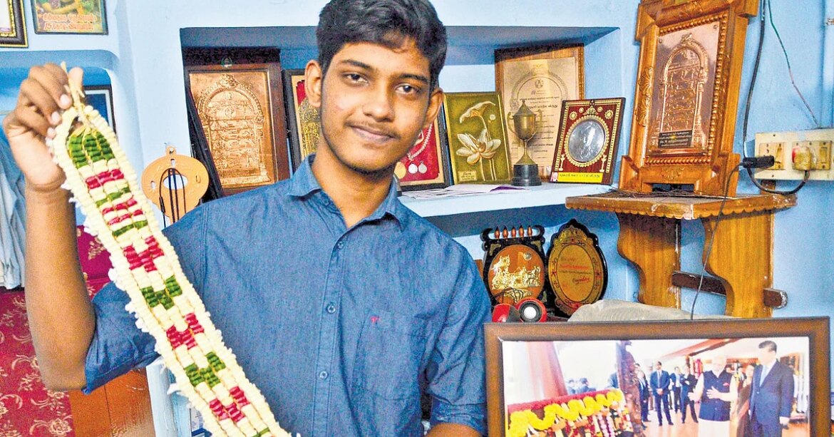 Floral art that glitters like gem