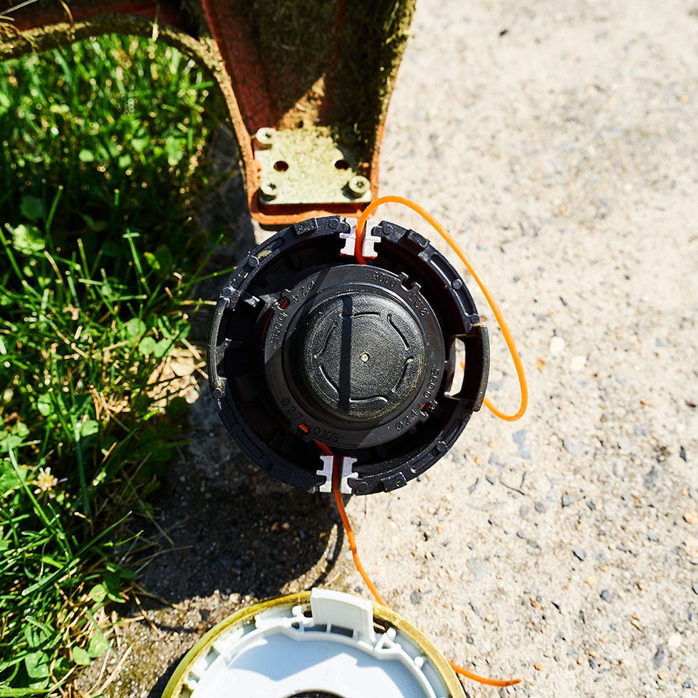 trimmer head with line spool for lawn maintenance