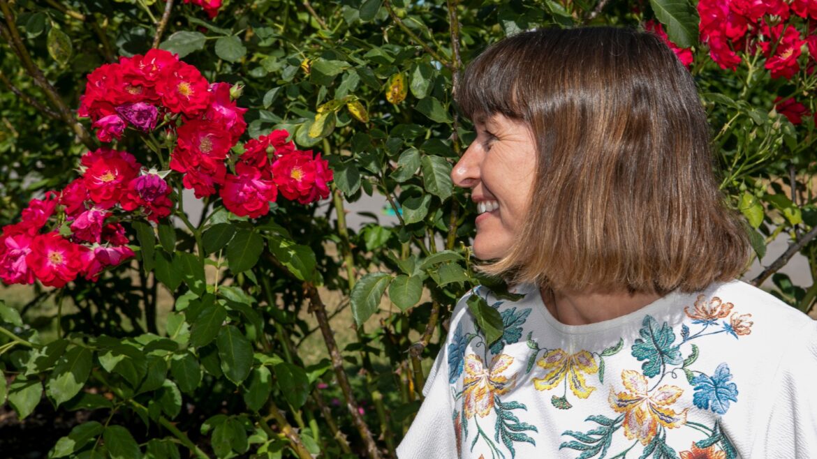 Gardening pro’s 3 key jobs to do this weekend to stop rose black spot – including £3 bloom boost Gardening pro's 3 key jobs to do this weekend to stop rose black spot - including £3 bloom boost