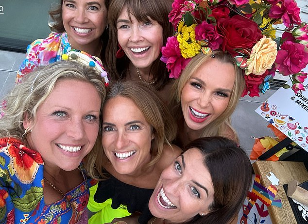 She also gathered together for a selfie with some other pals