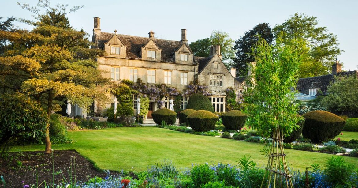 Design your own luxury hotel-like garden with stately home gardener’s 7 tricks Ipso logo