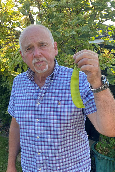 graham-barratt-holds-the-new-record-breaking-longest-pea-pod