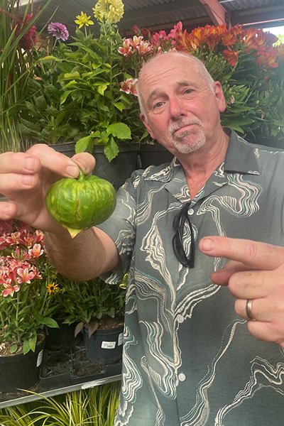 graham-barratt-holding-the-heaviest-tomatillo