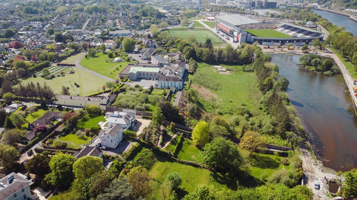 Woodview is one of a private trio of homes off Barrington's Avenue by the Atlantic Pond