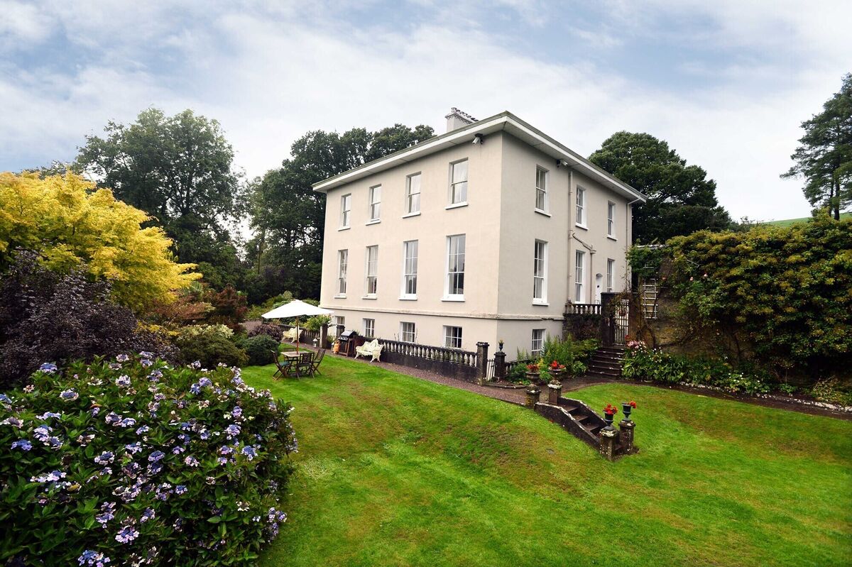 Lissardagh House  is right next door