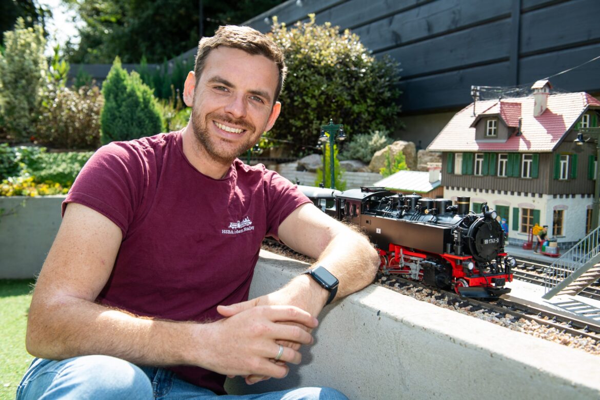 On track with raising money for charity through garden railway On track with raising money for charity through garden railway