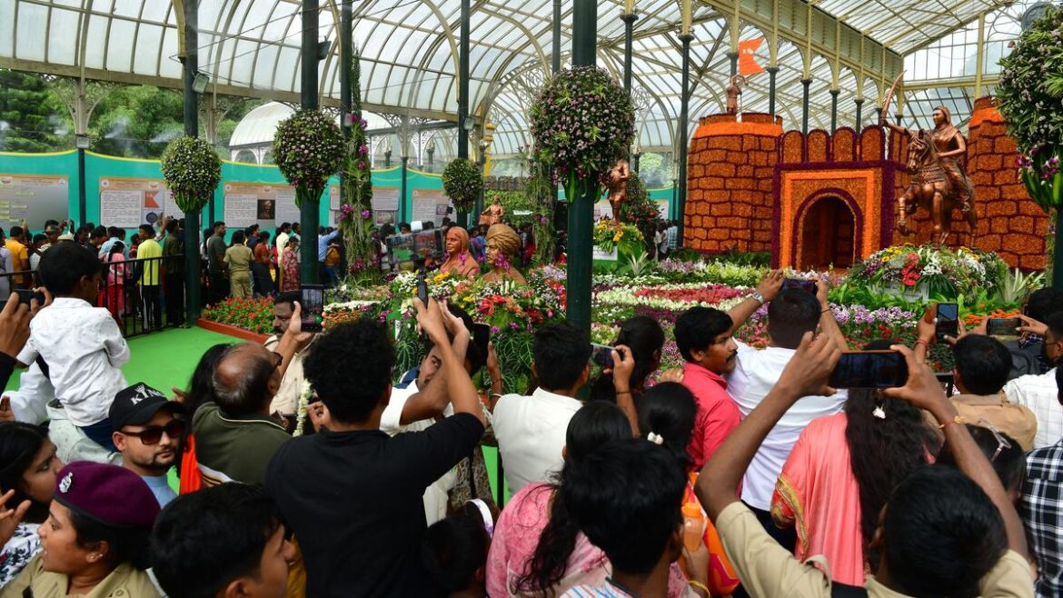 1.79 lakh visitors throng Lalbagh flower show on I-Day 1.79 lakh visitors throng Lalbagh flower show on I-Day