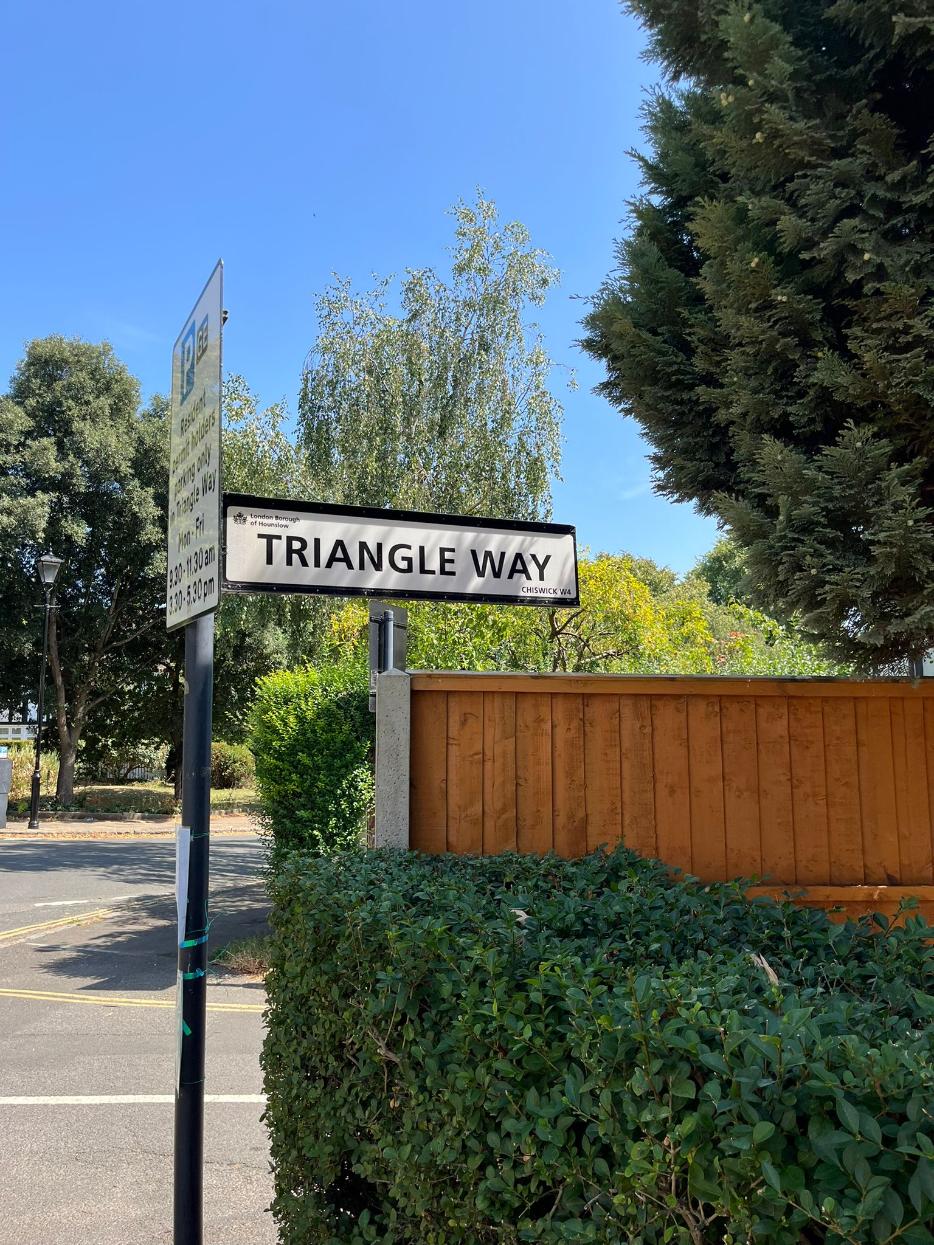 Gunnersbury Park Garden Estate oldest house - Triangle Way sign_web