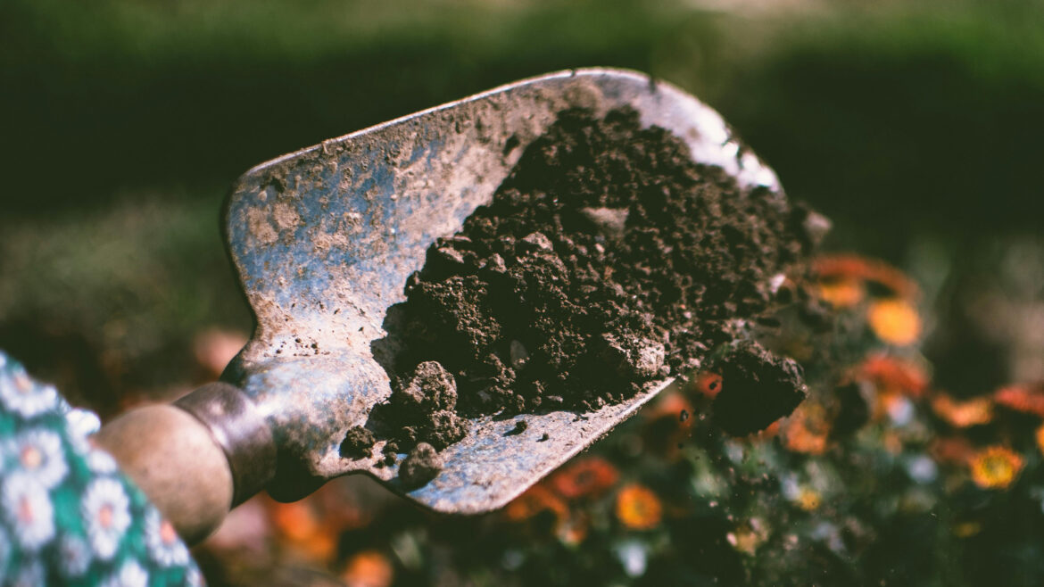 Armed UK police arrest gardener over gardening tools