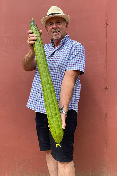 graham-barratt-holding-the-heaviest-luffa