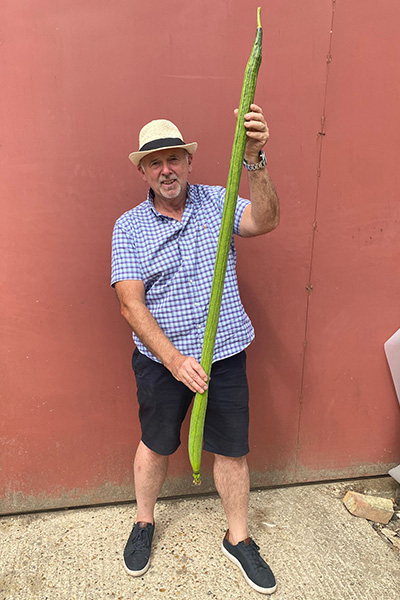 graham-barratt-holding-the-longest-luffa