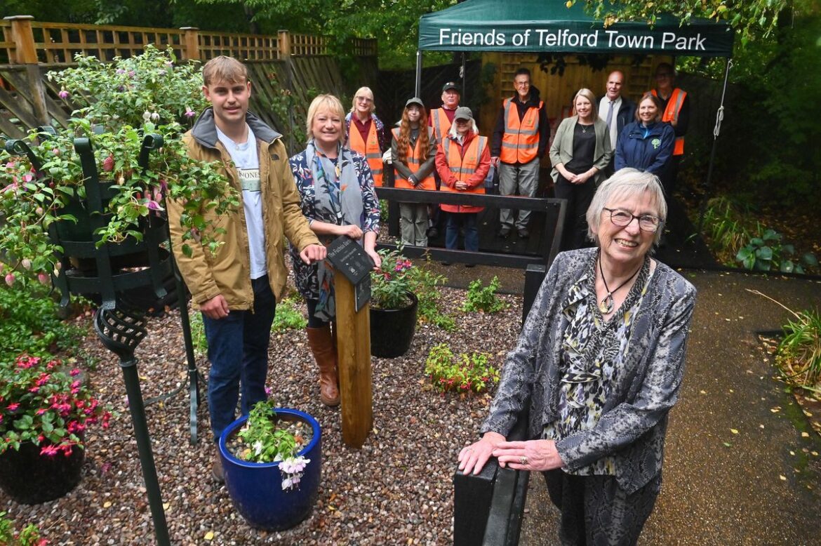 Park garden will remember Telford landscaping mastermind who oversaw planting of millions of the town’s trees and shrubs The garden was officially unveiled by Mr Wassell's widow, Doreen. She was joined for the occasion by her daughter Tina Corfield and her son Benjamin Corf.