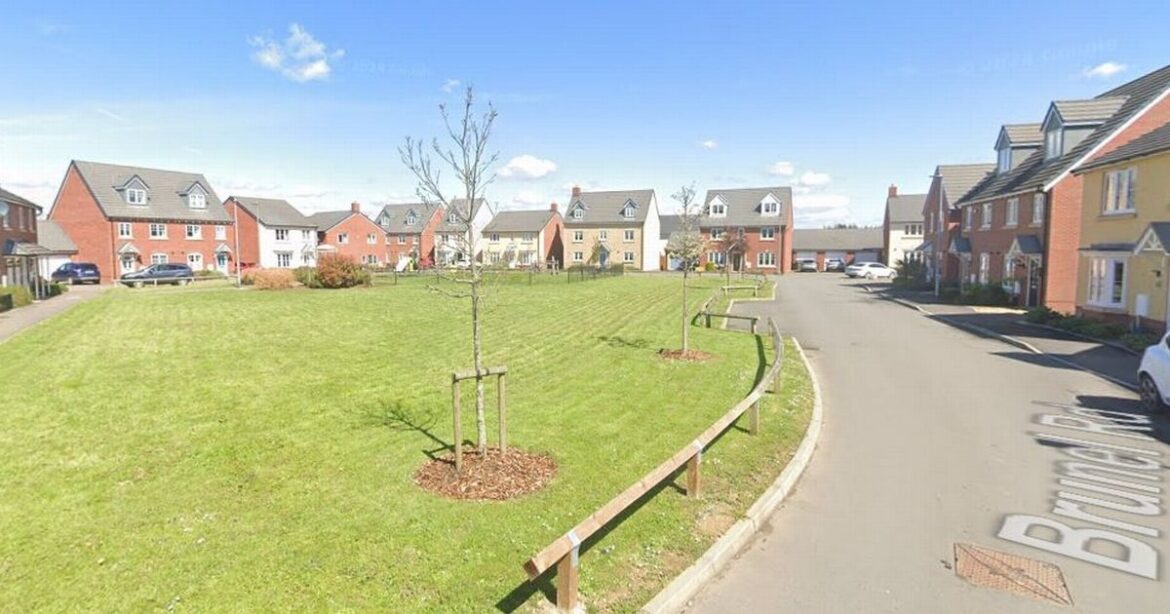 Balaclava-clad gang wearing backpacks seen trying to get into garden Ipso logo