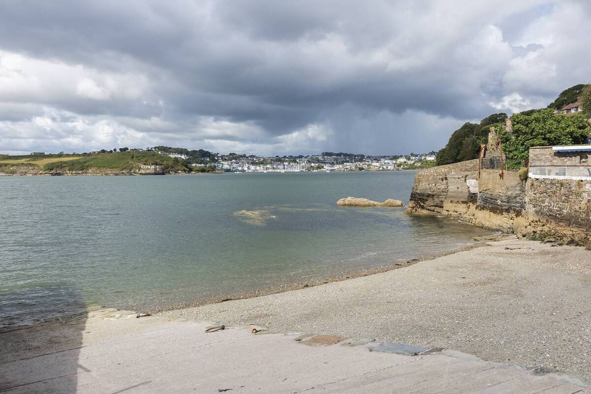 The pier by the Bulman in Summercove