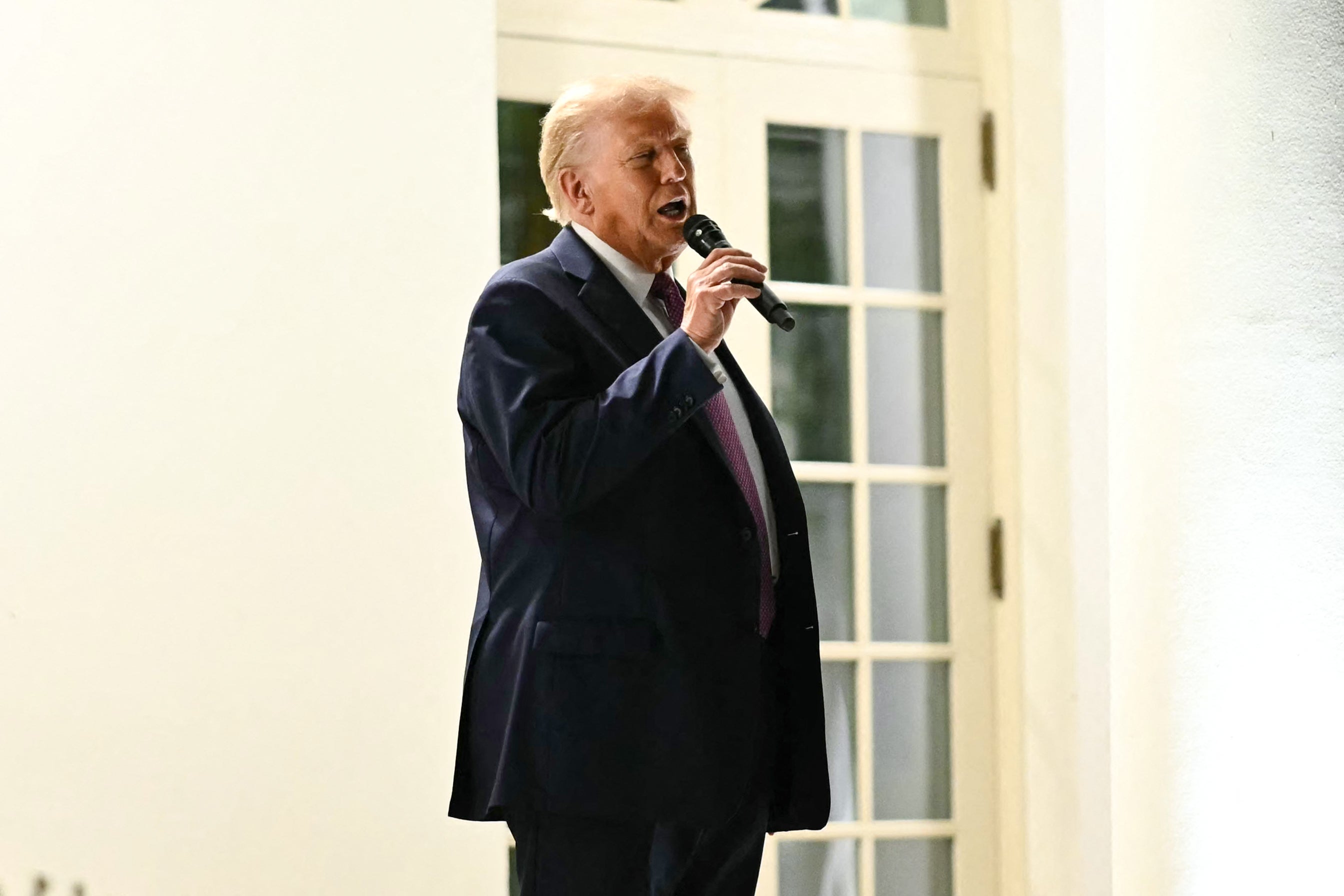 Trump speaking on Friday evening at the ‘Rose Garden club’. He has installed a new sound system in the Rose Garden, among other changes