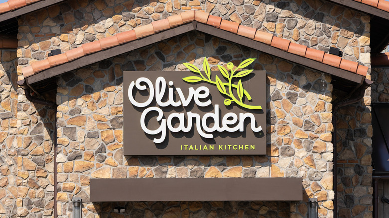 The front sign of an Olive Garden restaurant