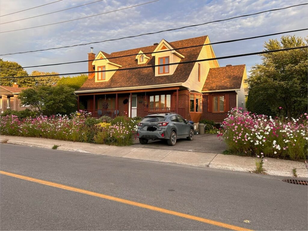 A house on the corner near mine 🌸