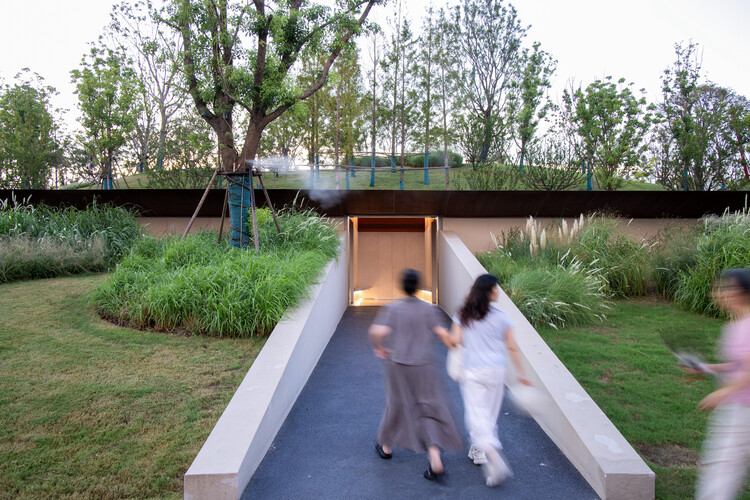 Second Restroom on Wuhan Luke Island / Atelier Palimpsest - Exterior Photography, Garden