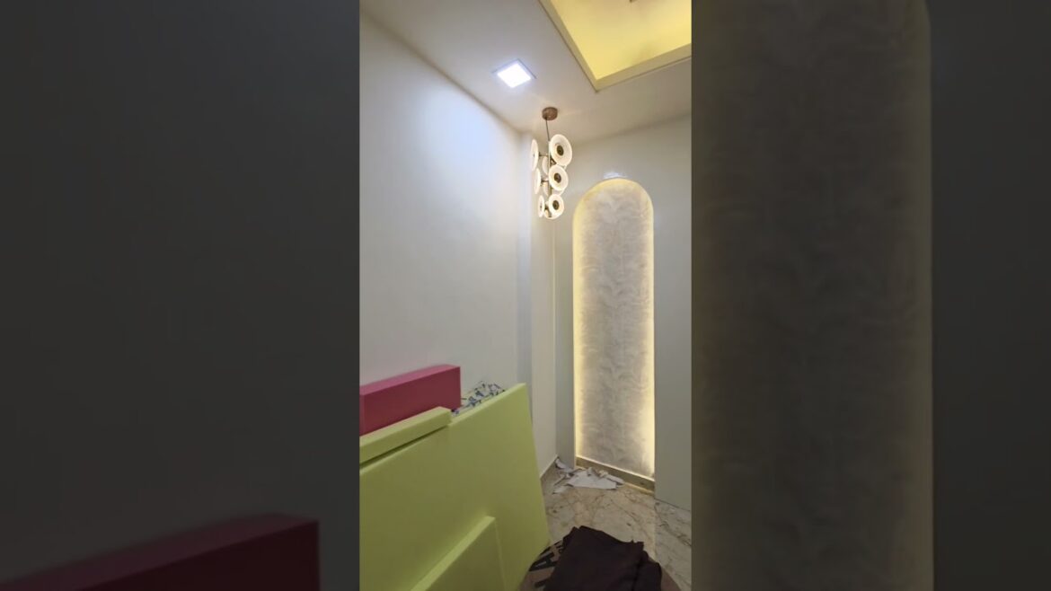 I Tried the Wallpaper of Instagram’s Most Notorious Interior Designer I Tried the Wallpaper of Instagram's Most Notorious Interior Designer