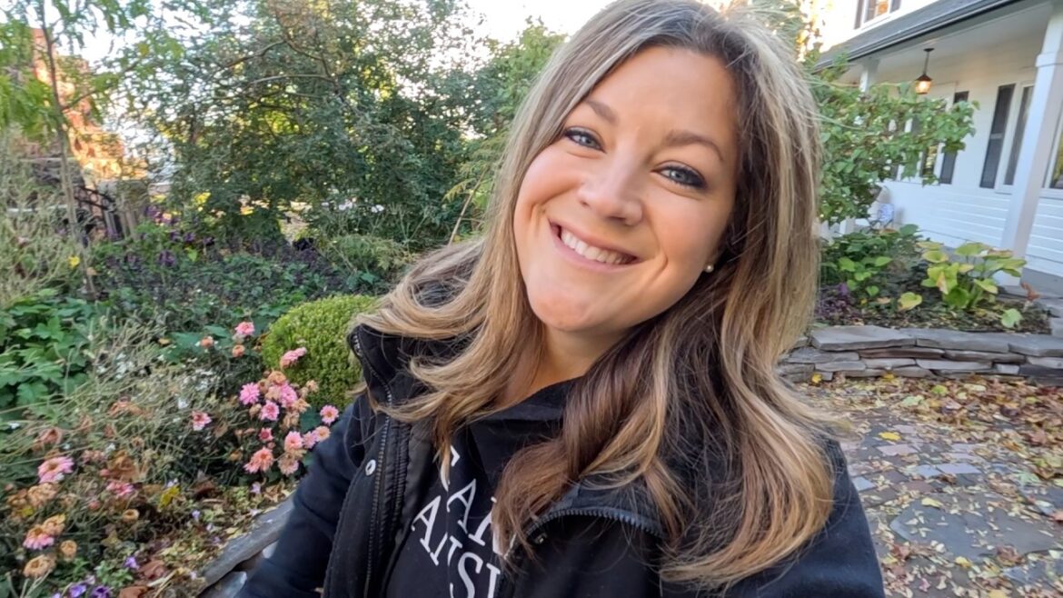 Garden Answer: Shaping Up a Bunch of Unruly Roses, Leaf Cleanup & Fall Color! ✂️🌿🍁 // Garden Answer Shaping Up a Bunch of Unruly Roses, Leaf Cleanup & Fall Color! ✂️🌿🍁 // Garden Answer